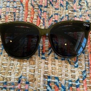Beautiful QUAY Oversized sunnies in Olive Green/Black